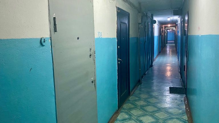 Le bâtiment bleu et le couloir bleu sont Leningradsky Proskpekt, Kemerovo où le meurtre a eu lieu.  Dans l'appartement 738.