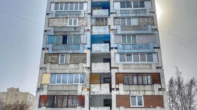 Le bâtiment bleu et le couloir bleu sont Leningradsky Proskpekt, Kemerovo où le meurtre a eu lieu.  Dans l'appartement 738.
