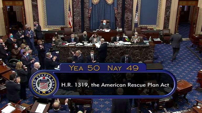 Le Sénat américain adopte le plan de secours COVID-19 de 1,9 billion de dollars du président Joe Biden lors d'un vote en ligne à Washington, le 6 mars 2021, sur cette image fixe tirée d'une vidéo.
