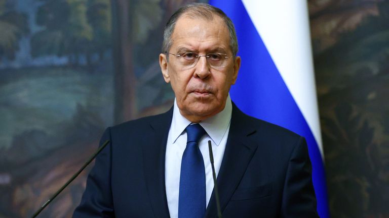Le ministre russe des Affaires étrangères, Sergueï Lavrov, assiste à une conférence de presse à la suite d'une réunion avec son homologue ouzbek Abdulaziz Kamilov à Moscou, en Russie, le 2 mars 2021. 