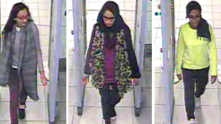 FILE - Ceci est une image du document du lundi 23 février 2015 d'un combo de trois images de photos prises à partir de CCTV émis par la police métropolitaine Kadiza Sultana, à gauche, Shamima Begum, au centre et et Amira Abase passant par la sécurité à l'aéroport de Gatwick, avant ils ont pris leur vol vers la Turquie.  Le Néerlandais qui a épousé une adolescente britannique après s'être enfuie pour rejoindre le groupe État islamique a déclaré qu'il souhaitait rentrer chez lui aux Pays-Bas avec Shamima Begum et leur fils nouveau-né.  Yago Riedijk dit au B