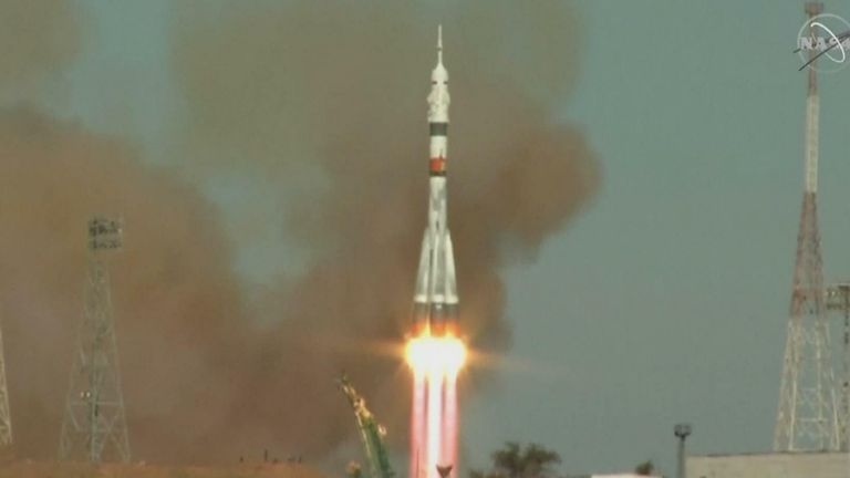 Trois astronautes se lancent vers la station spatiale