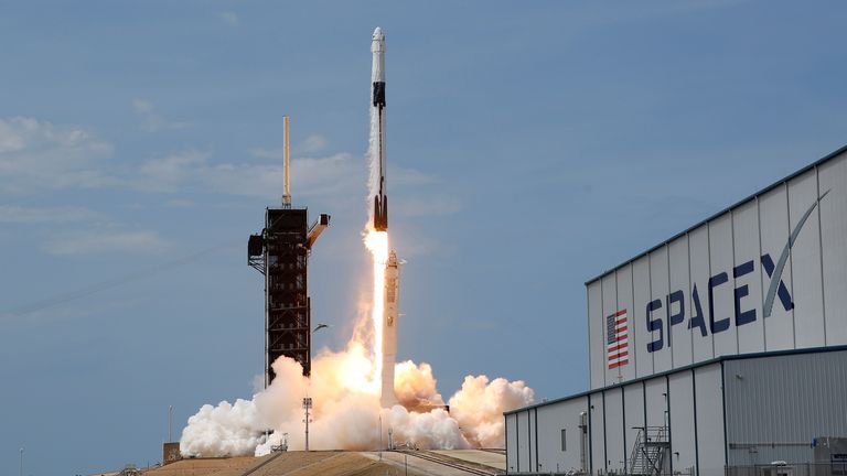 Une fusée SpaceX Falcon 9 et un vaisseau spatial Crew Dragon transportant des astronautes de la NASA décollent le 1er mai 2020. Photo du fichier
