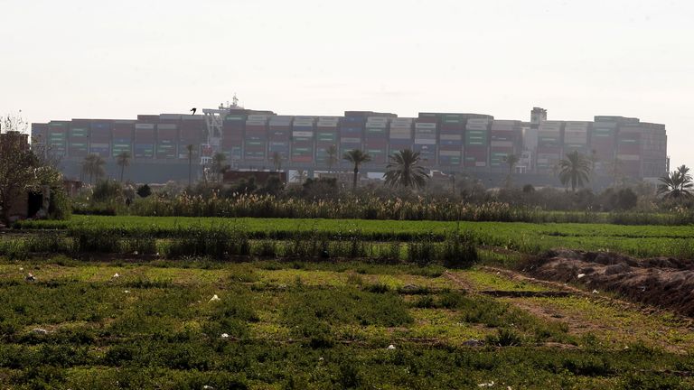 Le porte-conteneurs échoué Ever Given, l'un des plus grands porte-conteneurs du monde, est vu après s'être échoué, dans le canal de Suez, en Égypte, le 26 mars 2021. REUTERS / Mohamed Abd El Ghany