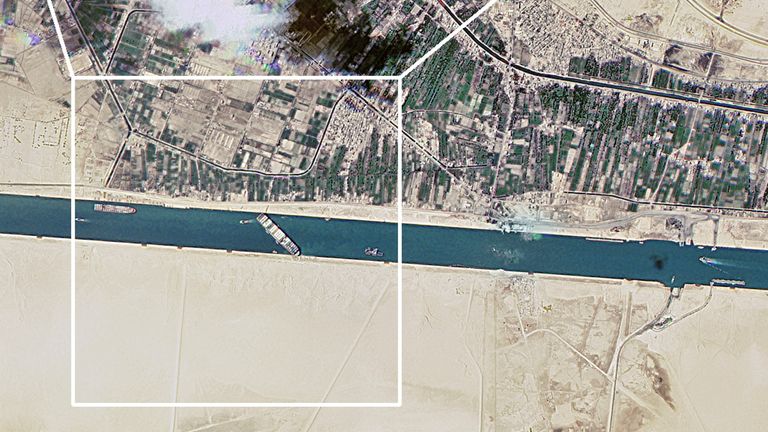 Une image satellite montre le canal de Suez bloqué par le porte-conteneurs échoué Ever Given en Egypte le 25 mars 2021, dans cette image obtenue à partir de la page Twitter du directeur général de Roscosmos Dmitri Rogozine.  Photo prise le 25 mars 2021. Roscosmos / Document via REUTERS ATTENTION AUX RÉDACTEURS - CETTE IMAGE A ÉTÉ FOURNIE PAR UN TIERS.  CRÉDIT OBLIGATOIRE.  CETTE IMAGE A ÉTÉ TRAITÉE PAR REUTERS POUR AMÉLIORER LA QUALITÉ, UNE VERSION NON TRAITÉE A ÉTÉ FOURNIE SÉPARÉMENT.