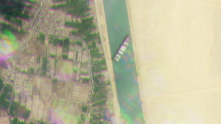 Une image satellite montre l'Ever Given échoué dans le canal de Suez.  Pic: Planet Labs Inc via Reuters