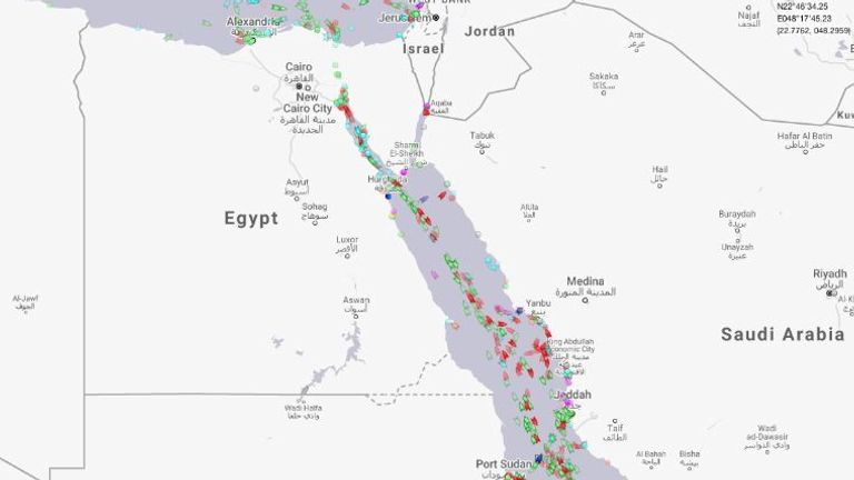 Une carte montre un embouteillage dans le canal de Suez