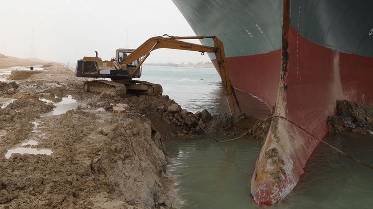 Une excavatrice tente de libérer le porte-conteneurs échoué Ever Given, l'un des plus grands porte-conteneurs du monde, après s'être échoué, dans le canal de Suez, en Égypte, le 25 mars 2021. Autorité du canal de Suez / Document via REUTERS À L'ATTENTION DES RÉDACTEURS - CETTE IMAGE A ÉTÉ FOURNIE PAR UN TIERCE PERSONNE.  PAS DE REVENTE.  PAS D'ARCHIVES