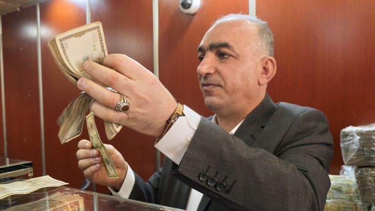 Walid, connu sous le nom de `` cheikh '', dit que `` 10 dollars vous rapportaient 500 livres syriennes.  Maintenant, 10 $ équivaut à 40000 livres syriennes '