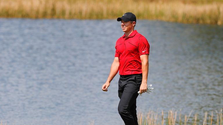 Rory McIlroy se dirige vers le deuxième vert en rouge et noir