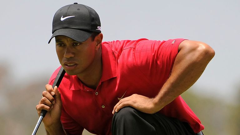15 juin 2008 - San Diego, CA..Tiger Woods (USA) aligne son putt sur le green du 2e trou dimanche lors de la ronde finale de l'US Open au Torrey Pines Golf Course à La Jolla en Californie.  .Louis Lopez / Cal Sport Media. (Image Crédit: © Louis Lopez / CSM via ZUMA Wire) (Cal Sport Media via AP Images)
