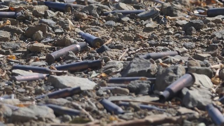 Les balles sont dispersées partout le long de la route
