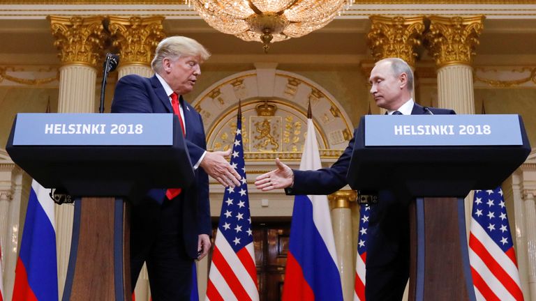 Le président américain Donald Trump et le président russe Vladimir Poutine se serrent la main lors d'une conférence de presse conjointe après leur rencontre à Helsinki, Finlande, le 16 juillet 2018