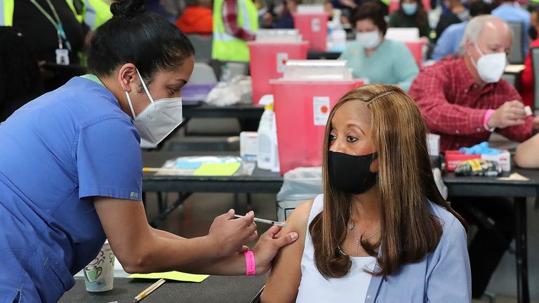 Les États-Unis administrent en moyenne environ 2,5 millions de doses de vaccins par jour