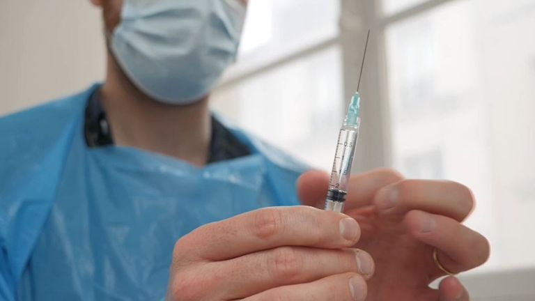 La France, comme le reste de l'Europe, trouve lentement un élan pour son programme de vaccination