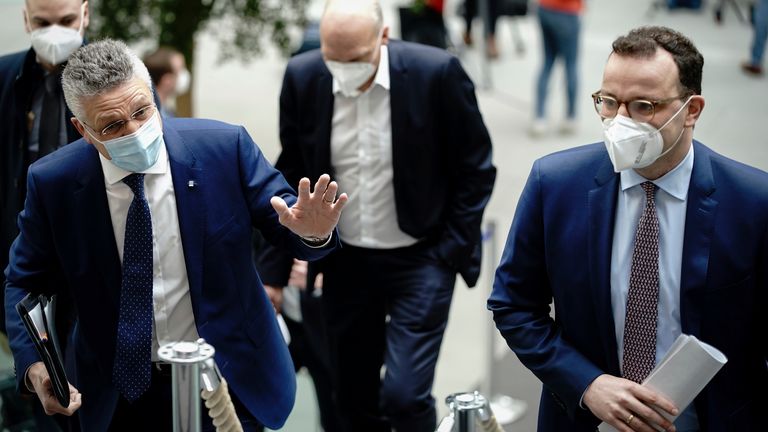 Lothar Wieler (l), président de l'Institut Robert Koch et Jens Spahn (CDU, r), ministre fédéral de la Santé, et arrivent pour la conférence de presse sur la situation Corona avant Pâques.  Photo par: Kay Nietfeld / photo-alliance / dpa / AP Images