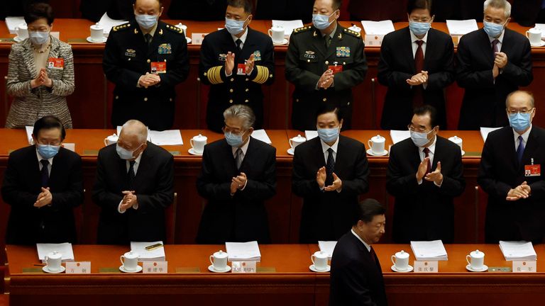 Le dirigeant chinois Xi Jinping est applaudi à son arrivée au Congrès national du peuple à Pékin.  La directrice générale de Hong Kong, Carrie Lam, est visible en haut à droite