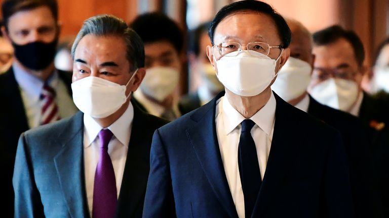 Yang Jiechi (à droite), directeur du bureau de la Commission centrale des affaires étrangères pour la Chine, et Wang Yi (à gauche), conseiller d'État et ministre des Affaires étrangères de la Chine, arrivent pour une réunion avec leurs homologues américains lors de la séance d'ouverture des pourparlers américano-chinois au Capitaine Cook Hotel à Anchorage, Alaska, États-Unis, 18 mars 2021. Frederic J. Brown / Piscine via REUTERS