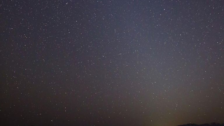 Cette photo montre la lumière zodiacale telle qu'elle est apparue le 1er mars 2021 à Skull Valley, Utah.  L'amas d'étoiles des Pléiades est visible près du sommet de la colonne lumineuse.  Mars est juste en dessous.  Crédit: NASA / JPL-Caltech
