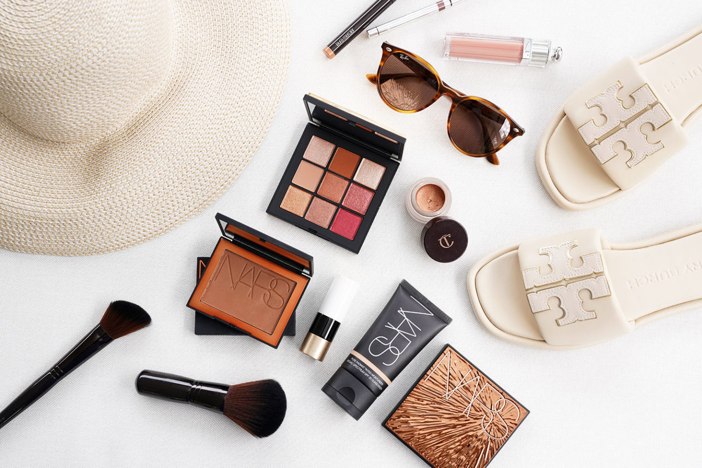 Choix de maquillage en bronze tendre de NARS, Dior, Hermes