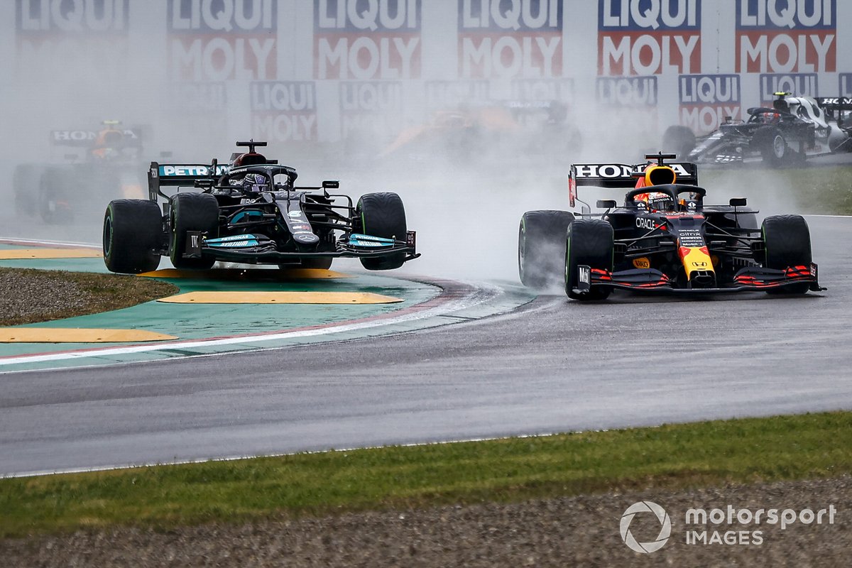 Max Verstappen, Red Bull Racing RB16B, Lewis Hamilton, Mercedes W12, au départ
