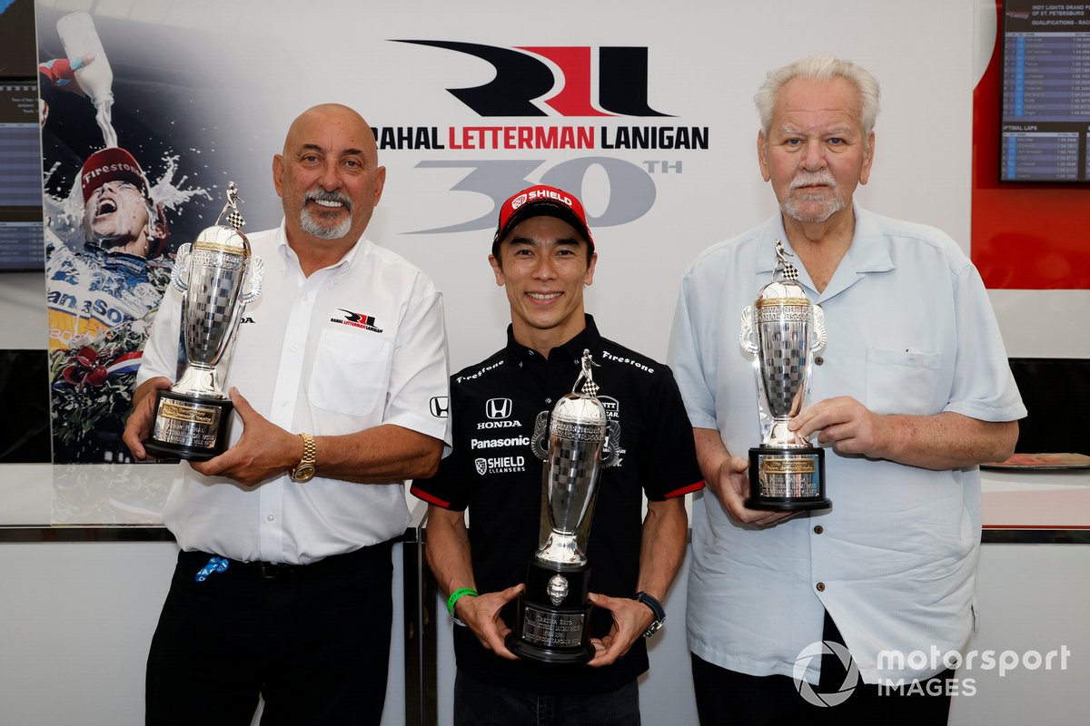 Takuma Sato, vainqueur de l'Indy 500 2020 et Bobby Rahal et Mike Lanigan avec leurs trophées Baby Borg-Warner