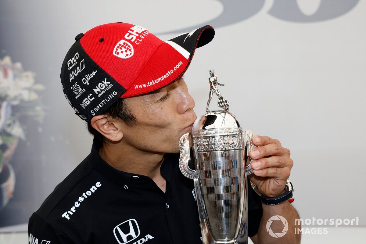Takuma Sato, vainqueur de l'Indy 500 2020, reçoit le trophée Baby Borg-Warner