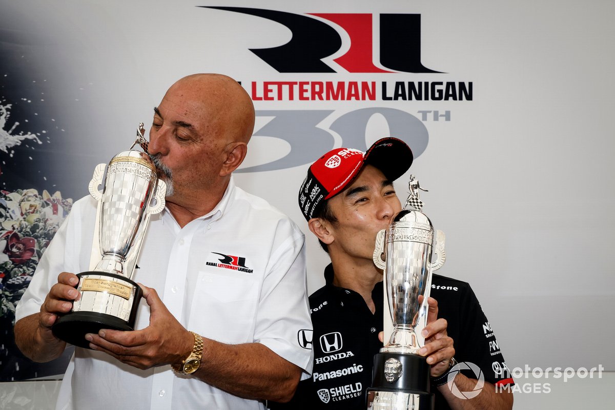 Takuma Sato et Bobby Rahal, vainqueur de l'Indy 500 2020, avec leurs trophées Baby Borg-Warner