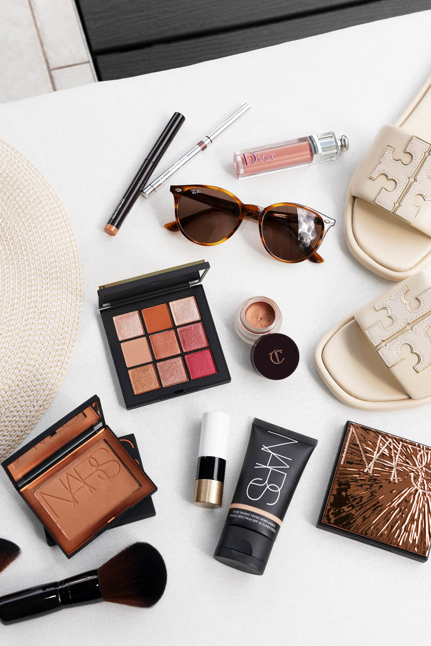 Choix de maquillage en bronze tendre de NARS, Dior, Hermes