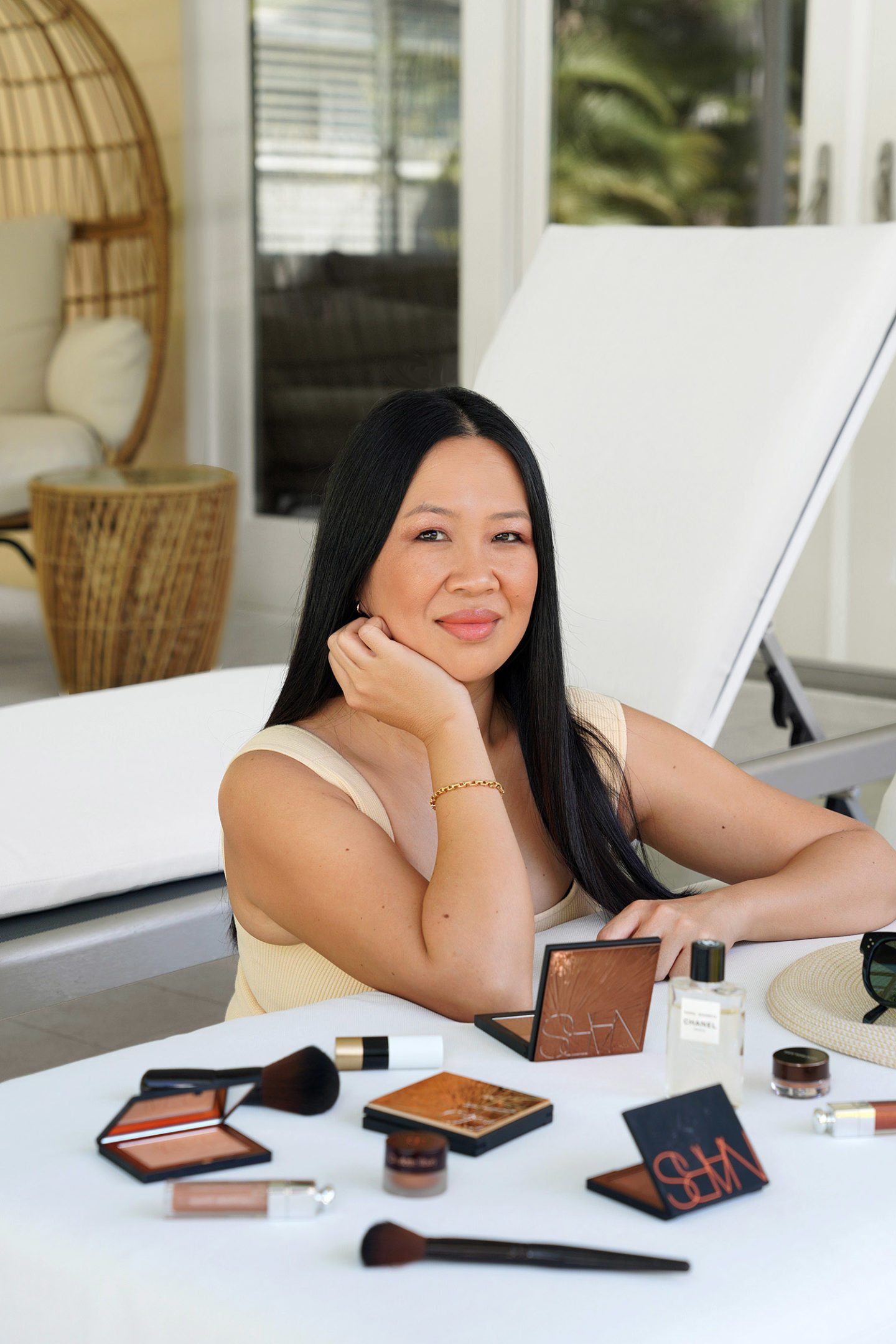 Choix de maquillage en bronze tendre de NARS, Dior, Hermes