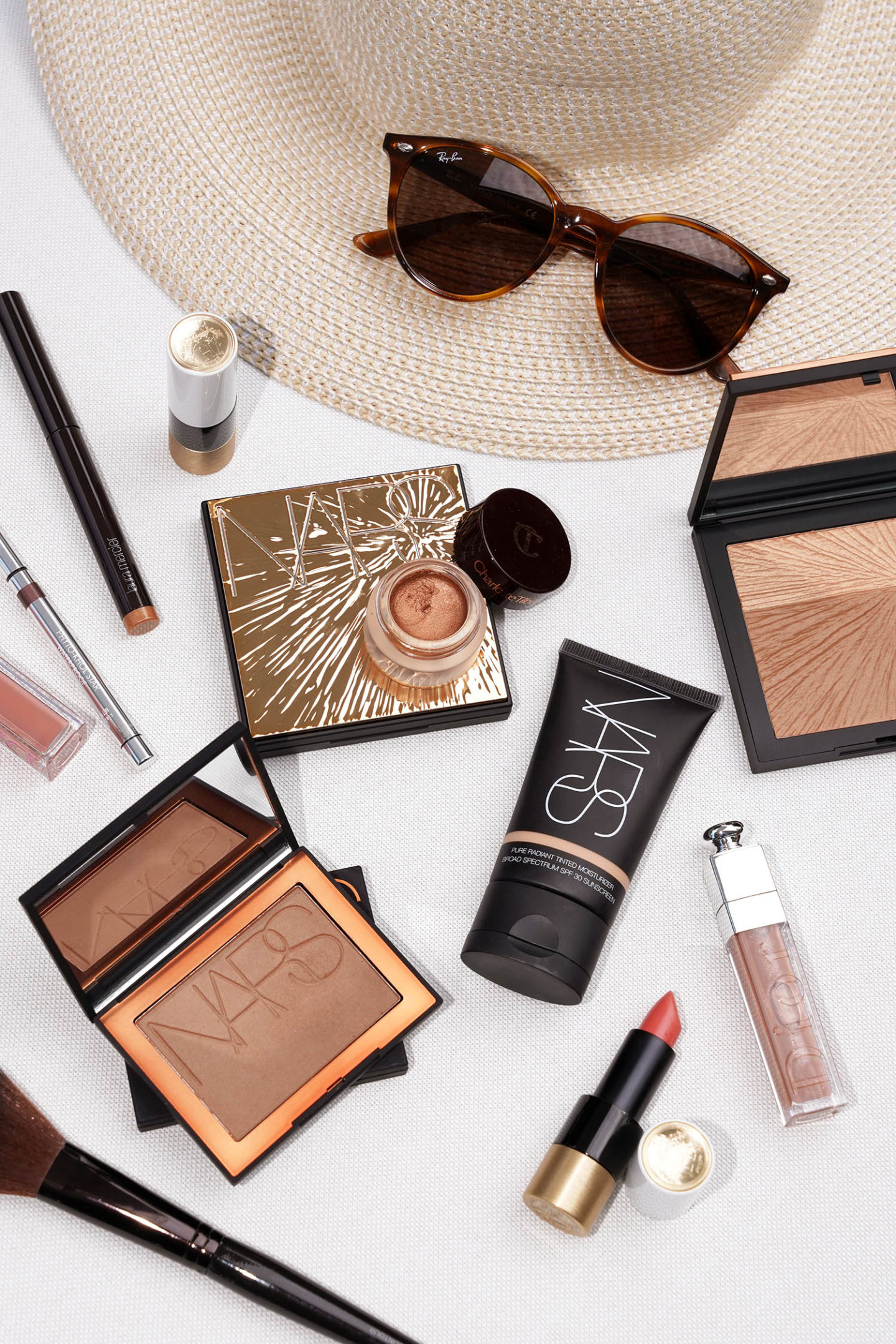 Choix de maquillage en bronze tendre de NARS, Dior, Hermes