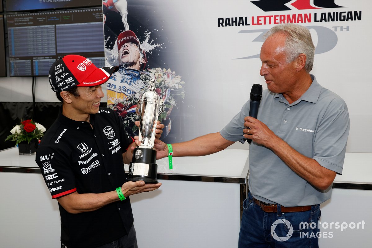 Takuma Sato, lauréat de l'Indy 500 2020, reçoit le trophée Baby Borg-Warner par Fred Lissade, président et chef de la direction de BorgWarner