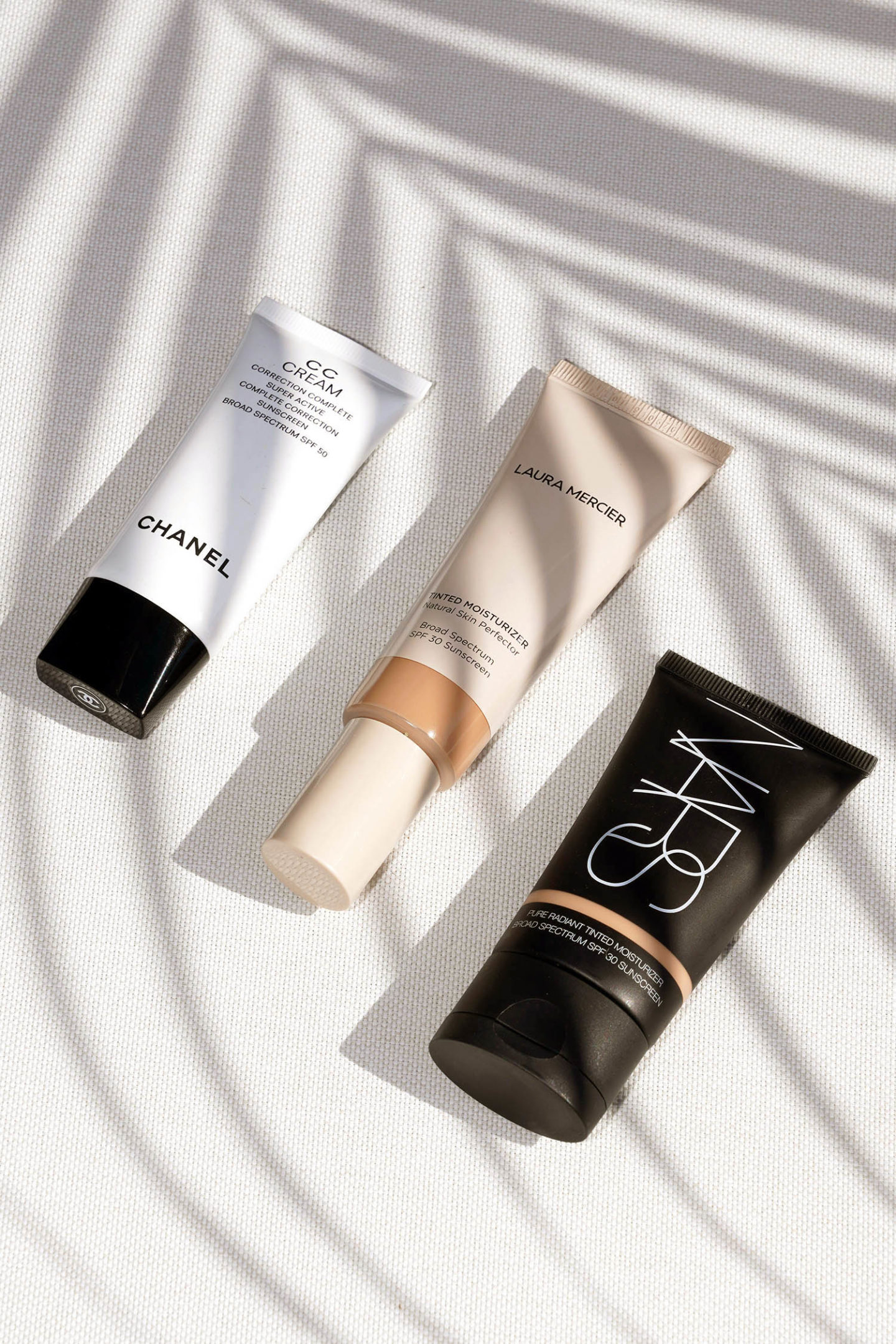 Meilleures teintes d'été Chanel CC Cream, Laura Mercier Teinted Moisturizer, NARS Pure Radiant Teinted Moisturizer