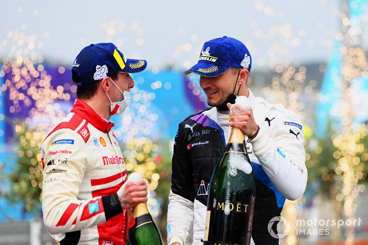 Alex Lynn, Mahindra Racing, 2ème position, Jake Dennis, BMW i Andretti Motorsport, 1ère position, sur le podium