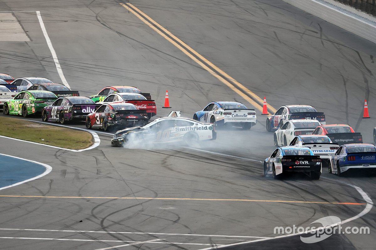 Aric Almirola, Stewart-Haas Racing, Ford Mustang, crash