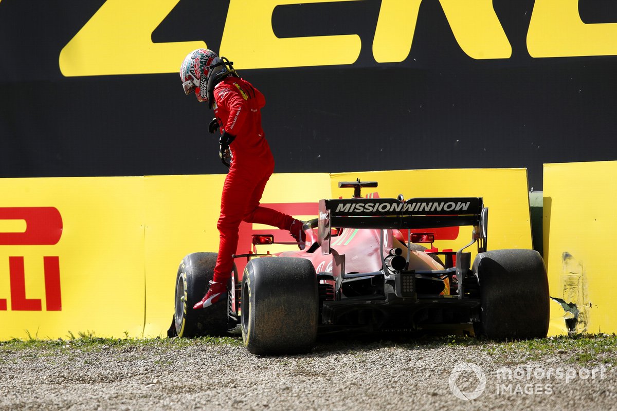 Charles Leclerc, Ferrari SF21, sort de sa voiture après être parti