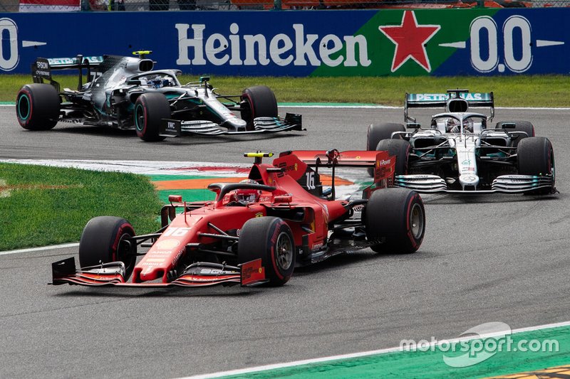 Charles Leclerc, la Ferrari SF90 mène au départ