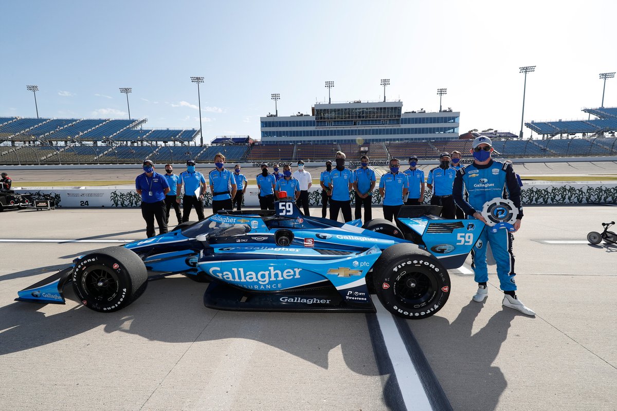 Conor Daly avec l'équipage Carlin Chevrolet après avoir remporté la première pole IndyCar de l'équipe dans l'Iowa l'année dernière.