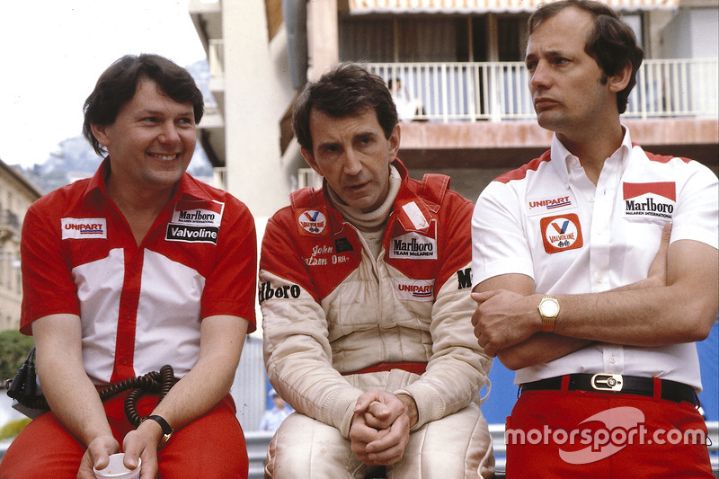 John Watson, McLaren Ford, avec le chef d'équipe Ron Dennis et le designer en chef John Barnard
