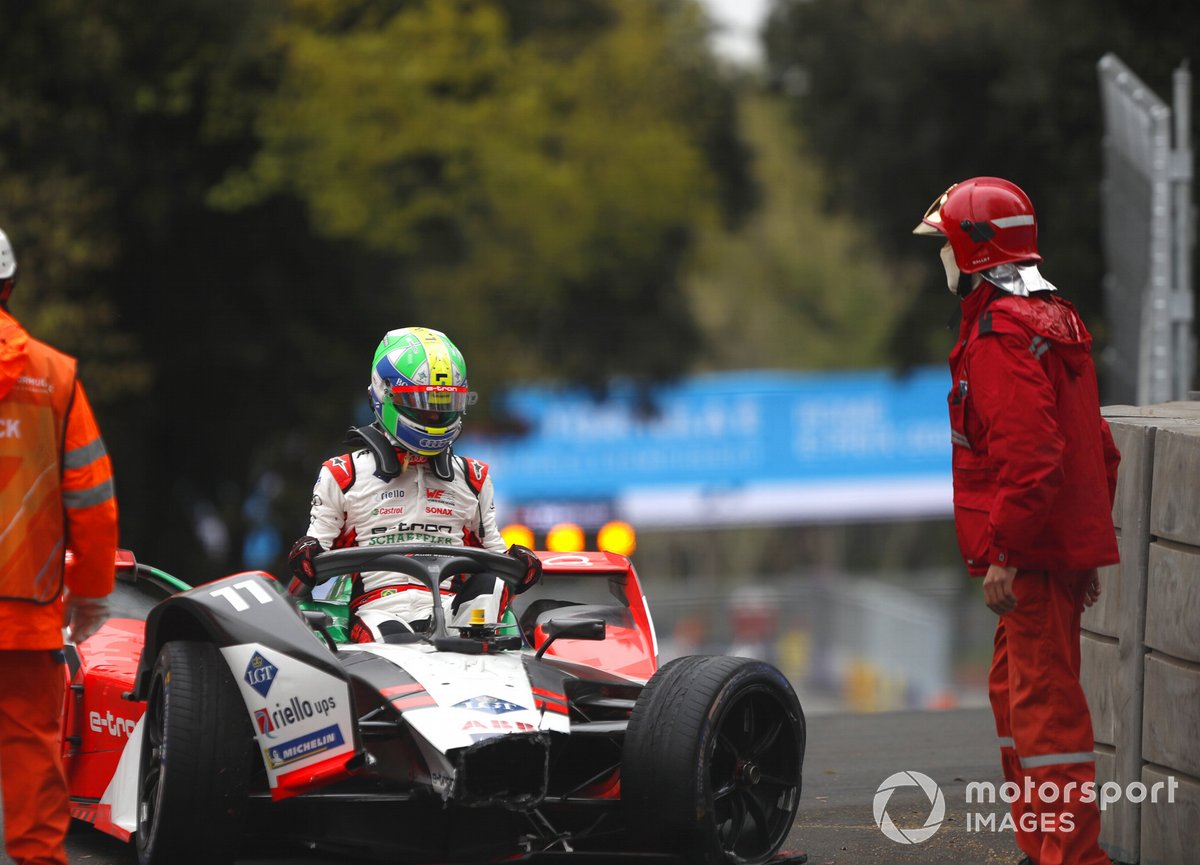 Lucas Di Grassi, Audi Sport ABT Schaeffler, Audi e-tron FE07, sort de sa voiture après s'être écrasé