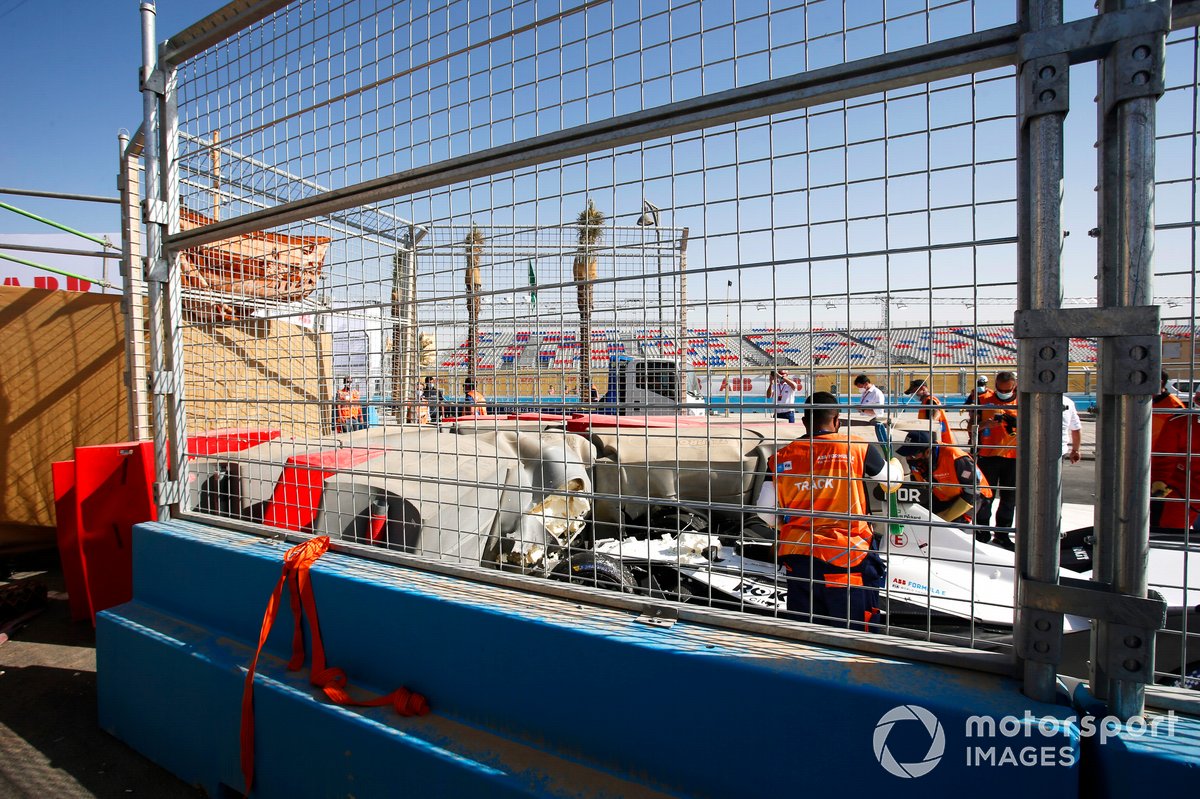 Les maréchaux retirent la voiture d'Edoardo Mortara, Venturi Racing, Silver Arrow 02, d'une barrière après son accident