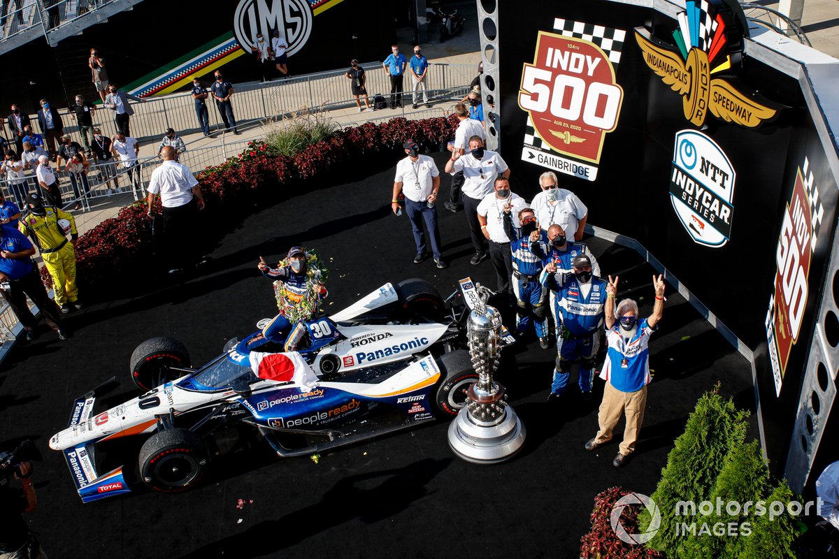 Takuma Sato, Rahal Letterman Lanigan Racing Honda célèbre sa victoire à l'Indianapolis 500