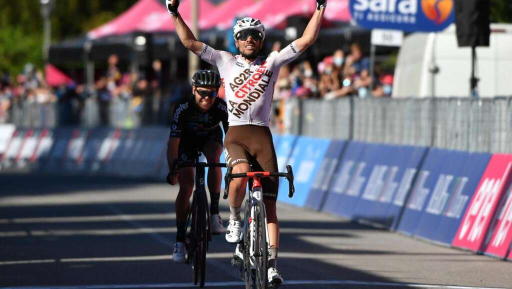 Andrea Vendrame prend la 12e étape du Giro avec Egan Bernal en maillot rose