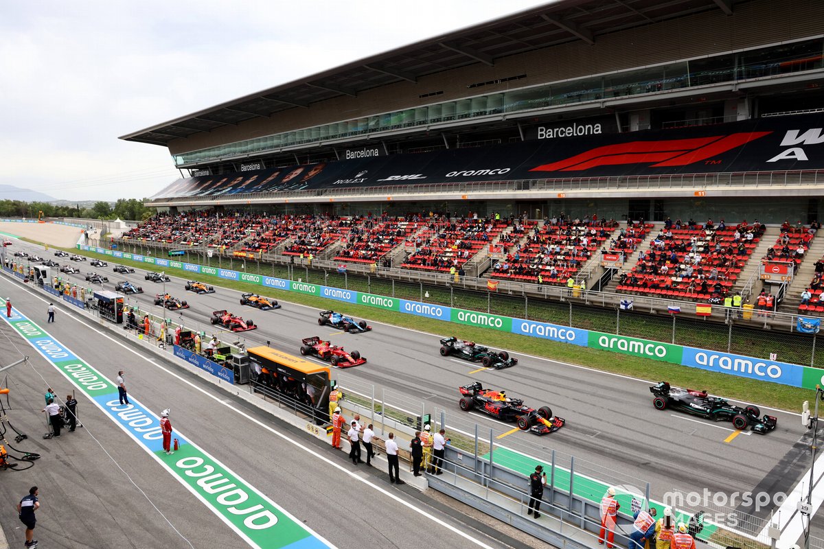 Lewis Hamilton, Mercedes W12, Max Verstappen, Red Bull Racing RB16B et Valtteri Bottas, Mercedes W12, se préparent à mener le peloton pour le départ