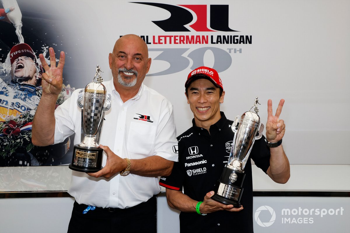 Takuma Sato et Bobby Rahal, vainqueur de l'Indy 500 2020, avec leurs trophées Baby Borg-Warner