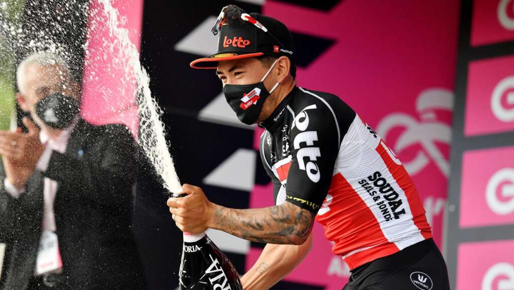 Caleb Ewan remporte la cinquième étape du Giro d’Italia parsemée de crashs