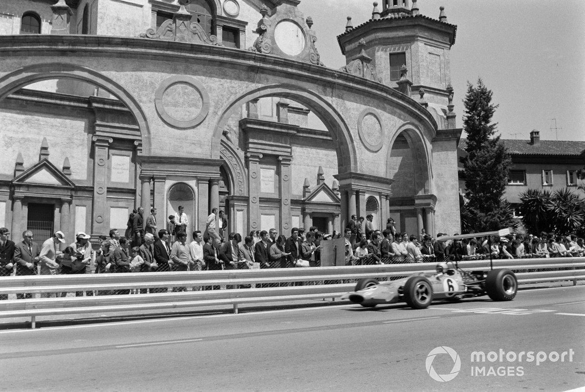 Bruce McLaren passe le Palacio de la Agricultura, maintenant un théâtre, dans le Grand Prix d'Espagne 1969