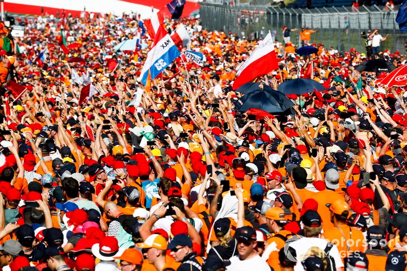 Les fans néerlandais prennent d'assaut le Red Bull Ring pour célébrer la victoire de Max Verstappen