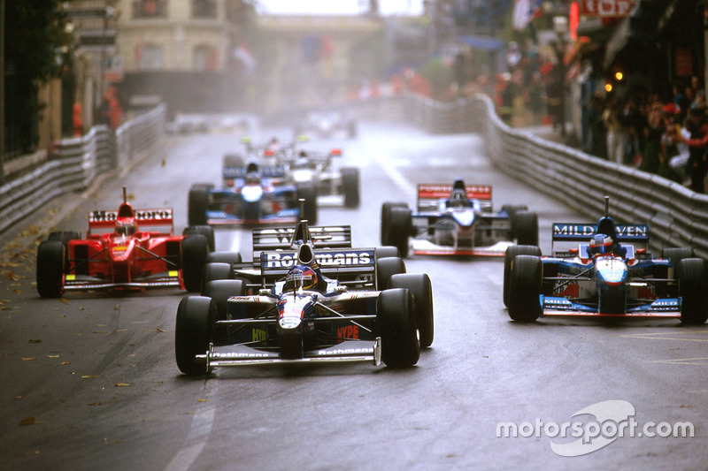 Jacques Villeneuve, Williams FW19 Renault, suivi de Jean Alesi, Benetton et Mika Hakkinen, McLaren et Eddie Irvine, Ferrari