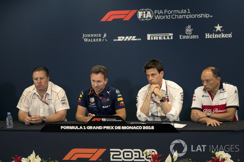 Zak Brown, PDG de McLaren Racing, Christian Horner, directeur de l'équipe Red Bull Racing, Toto Wolff, directeur du sport automobile Mercedes AMG F1 et Frédéric Vasseur, Sauber, directeur de l'équipe lors de la conférence de presse